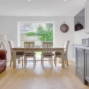 https://newly-renovated-3-bedroom-victorian-detached-house.tophotelsbath.com